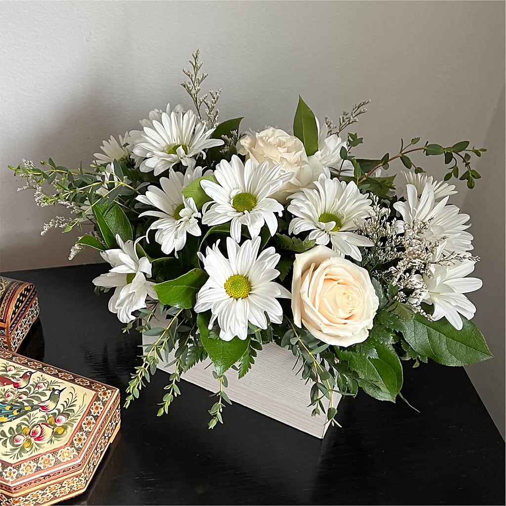 Fresh Linen Box Bouquet – Flower Parade, Mississauga ON